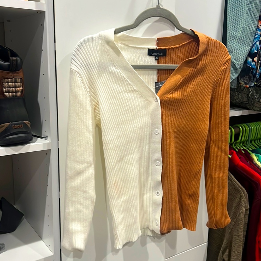 NWT Lea & Viola size large tan and cream V neck sweater.